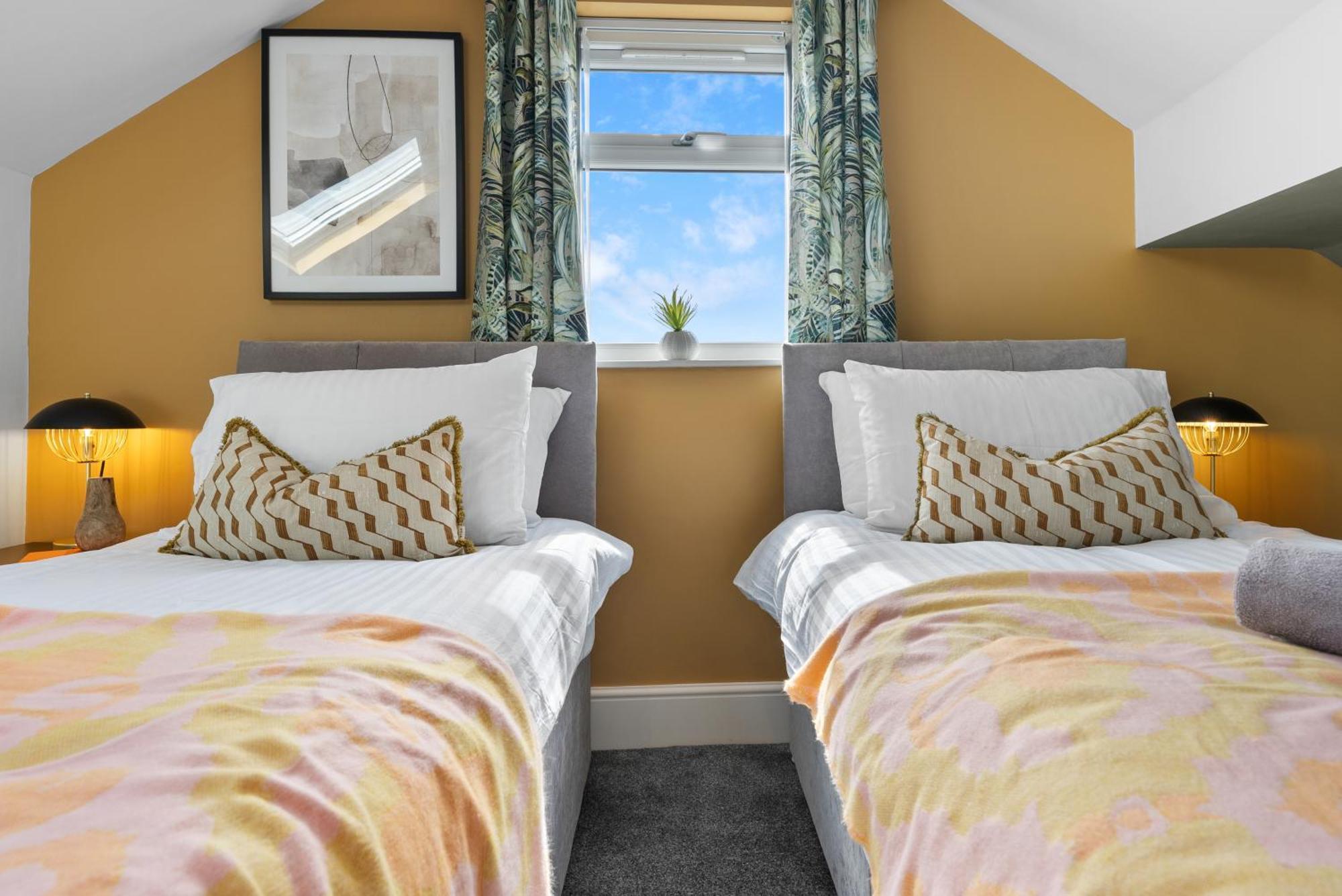 4-Bedroom Stunning Luxe, Spacious & Stylish Design House Bolton, Sleeps 11, With Parking Central Bolton, Links To Manchester, Pet-Friendly, Best For Groups! Work Contractors And Summer Special Offer! - By Blue Puffin Stays Farnworth Exterior foto