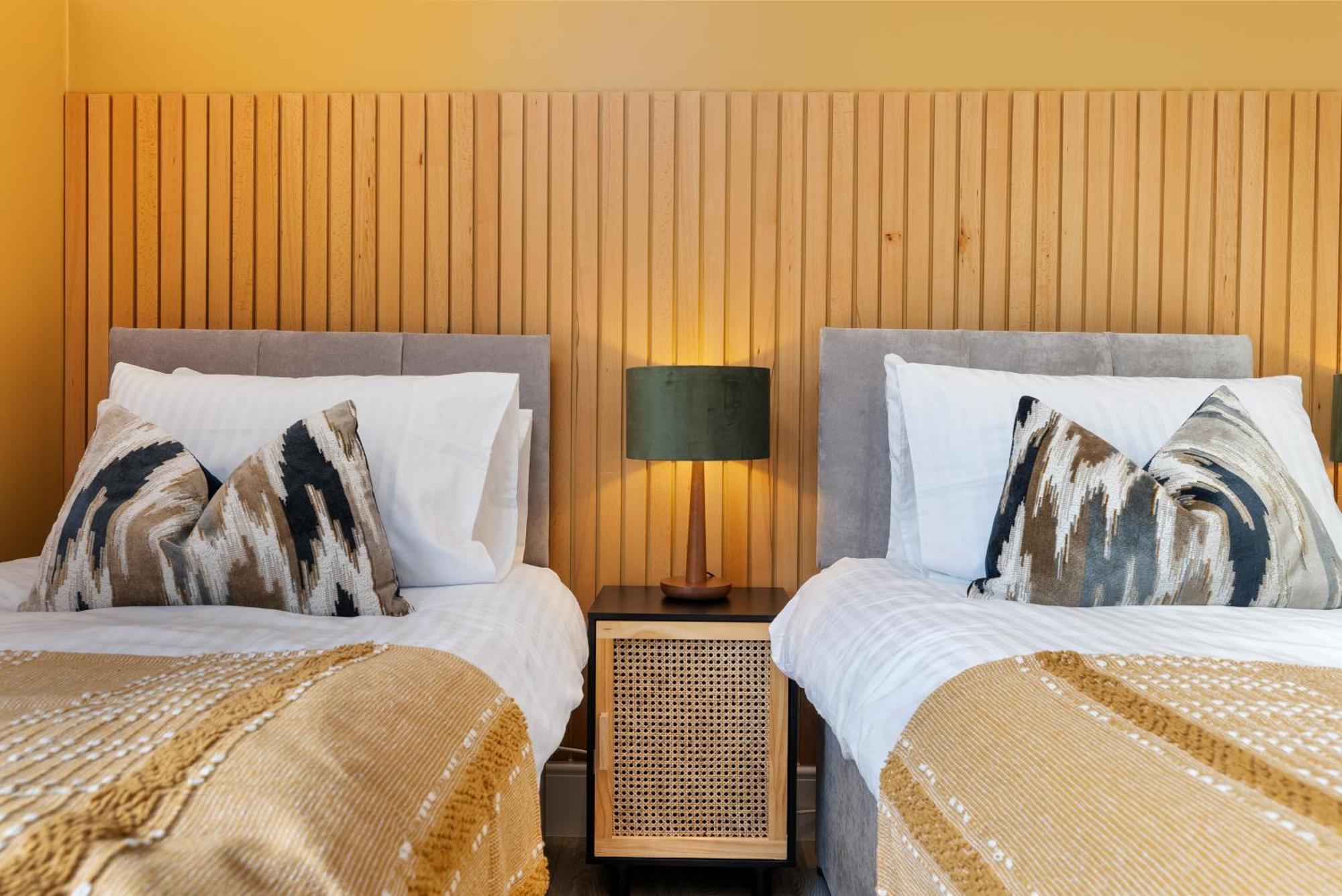4-Bedroom Stunning Luxe, Spacious & Stylish Design House Bolton, Sleeps 11, With Parking Central Bolton, Links To Manchester, Pet-Friendly, Best For Groups! Work Contractors And Summer Special Offer! - By Blue Puffin Stays Farnworth Exterior foto